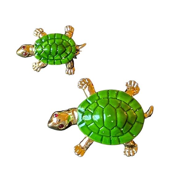 Pair Of Vintage Gold Tone Scatter Turtle Pins Green Enamel Shells Weird Red Eyes - Picture 1 of 10